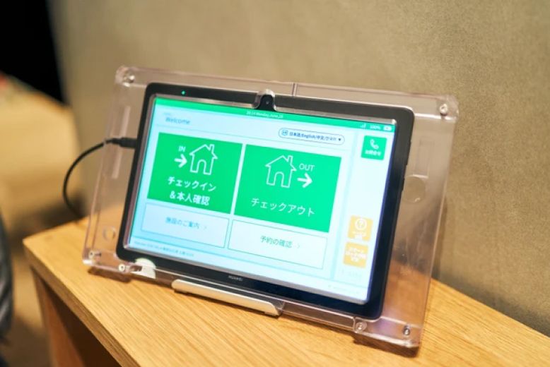 無人チェックイン タブレット端末