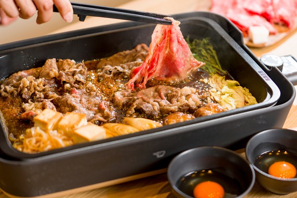 美しいサシが入った国産牛ロースのすき焼き